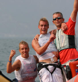 Gli olandesi Casper Bouman e Joeri Van Dijk festeggiano dopo l'arrivo