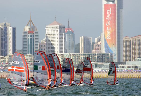 beijing_sensini_5.jpg - Sailboarders in the RS:X women's race head upwind in the 2008 Beijing Olympic Games August 11, 2008 in Qingdao, China.  AFP PHOTO/DON EMMERT (Photo credit should read DON EMMERT/AFP/Getty Images)