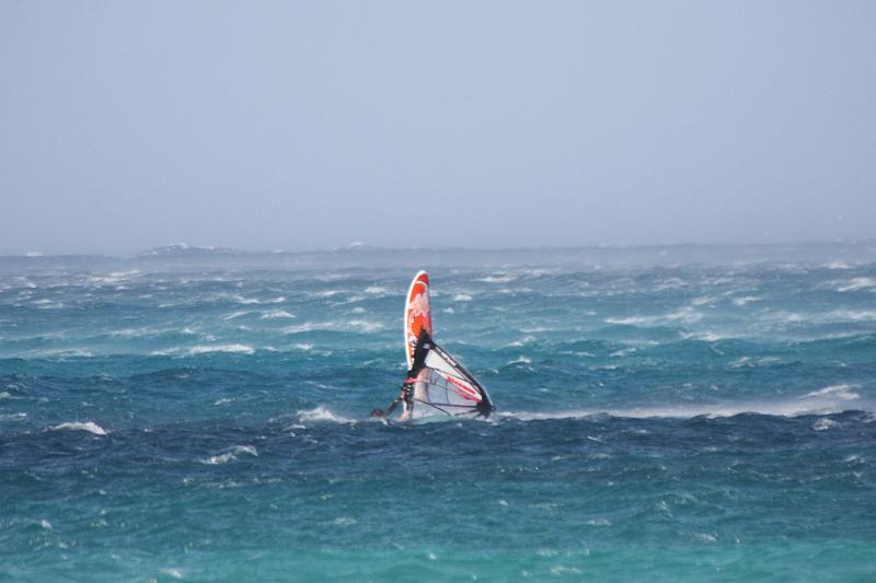 xIMG_7612.JPG - Dalla spiaggia si vedono le raffiche di vento che soffiano sul mare abbattendo i windsurfistii. Che spettacolo....