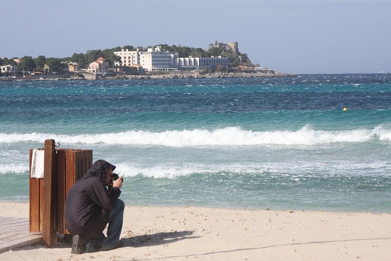 xIMG_7681.JPG - Il vento è forte è costringe il fotografo a ripararsi dietro uno dei pochi contenitori di rifiuti sulla spiaggia.
