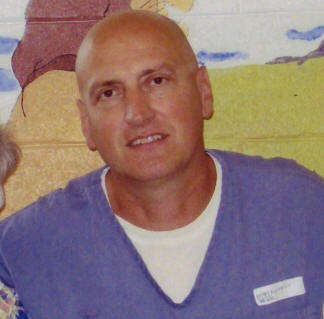A destra una recente foto (febbraio 2011) di Enrico Forti rinchiuso in un carcere a Miami dopo la condanna all'ergastolo.