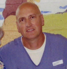 A destra una recente foto (febbraio 2011) di Enrico Forti rinchiuso in un carcere a Miami dopo la condanna all'ergastolo.