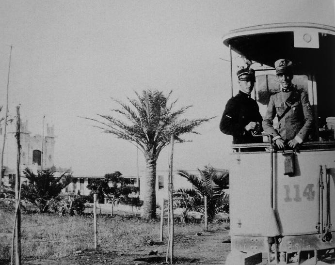 022_mondello.jpg - Ufficiali sul tram per Mondello. A cavallo tra le due guerre. La stazione del tram davanti allo stabilimento Bagni.