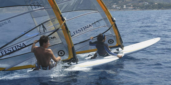 Andrea Beverino ed Emanuele Arciprete in azione con le nuove tavole olimpiche RS:X a Mondello in occasione del World Festival On The Beach 2006 (foto Francesco Italia)