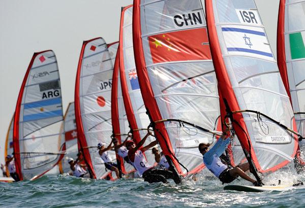 beijing_sensini_1.jpg - Sailboarders leave the start line in the RS:X women's class in the 2008 Beijing Olympic Games August 11, 2008 in Qingdao, China. Leading are Israel's Maayan Davidovich (3-R) and China's Jian Yin (4-R).    AFP PHOTO/DON EMMERT (Photo credit should read DON EMMERT/AFP/Getty Images)