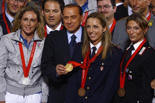 beijing_sensini_38.jpg - Italian Prime Minister Silvio Berlusconi poses with Italy's windsurfer Alessandra Sensini (L), fencers Valentina Vezzali (2nd R) and Margherita Granbassi (R) of the Beijing 2008 Olympic Games during a ceremony at Villa Madama in Rome. REUTERS/Tony Gentile  (ITALY)