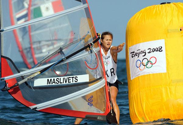 beijing_sensini_6.jpg - Sailboarder Olha Maslivets of Ukraine reaches for the mark during the women's RS:X class in the 2008 Beijing Olympic Games August 11, 2008 in Qingdao, China.  AFP PHOTO/DON EMMERT (Photo credit should read DON EMMERT/AFP/Getty Images)