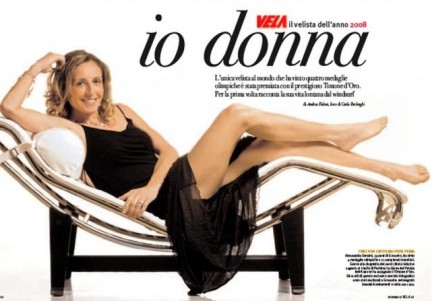 Un'insolita foto di Alessandra Sensini sullo speciale pubblicato sul Il Giornale della Vela e dedicato alla campionessa di windsurf