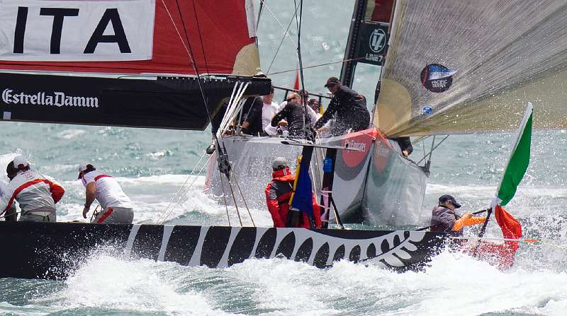 20090131-1525.jpg - Louis Vuitton Pacific Series 2009 Auckland, New Zealand.Day 2 of racing on the Waitemata Harbour saw the wind build out of the South West to 23 knots by the end of racing with all four races completed. Alinghi (SUI) v Luna Rosa (ITA)Credit line must read: ©Paul Todd/outsideimages.co.nzContact paul@outsideimages.co.nz