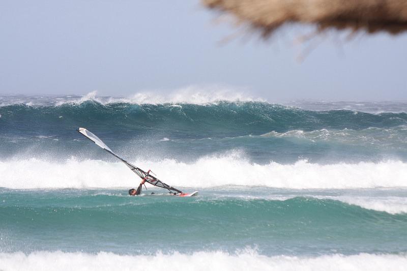 xIMG_7690.JPG - Il mare si è ingrossato in poco più di 15 minuti. Ecco Marco di nuovo in mare plana verso un'onda che salta poi stramba e torna verso terra. Niente foto del salto, il fotografo si è distratto!!!!